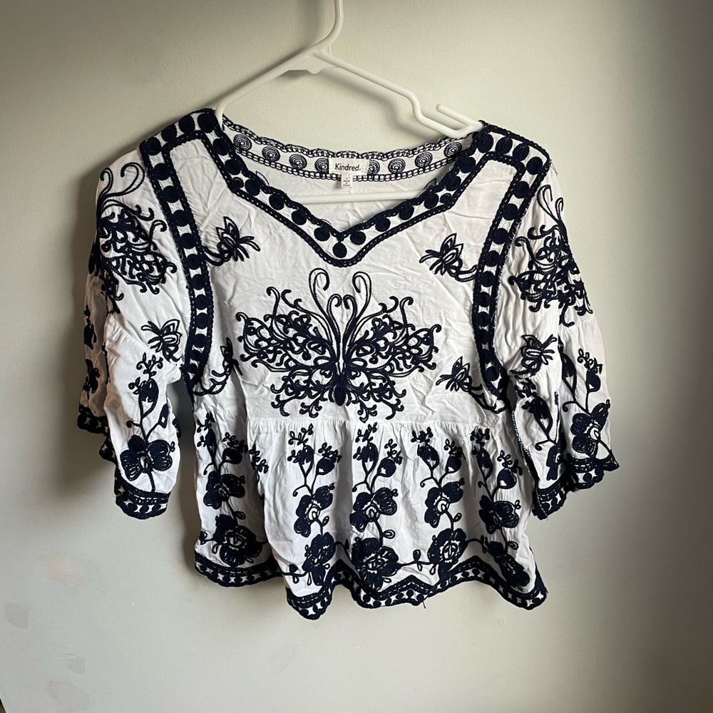 KINDRED ANTHROPOLOGIE size Small embroidered blue white peasant top blouse -J